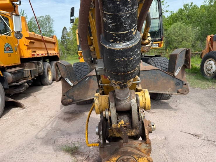 caterpillar-m318-image-20