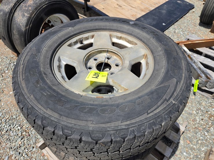 #6471-•-(4)-goodyear-wrangler-275/70r17-tires-w/rims-image-5