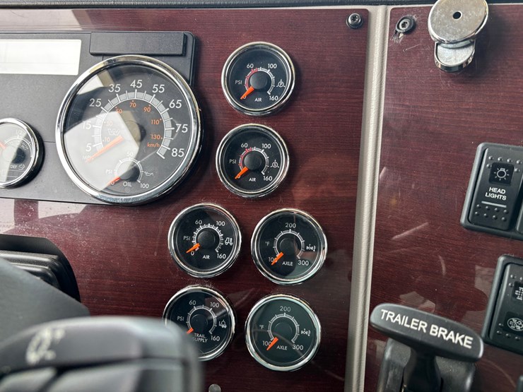2020-western-star-5700xe-image-57