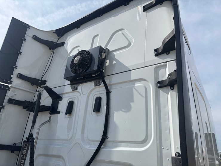 2022-freightliner-cascadia-126-image-37