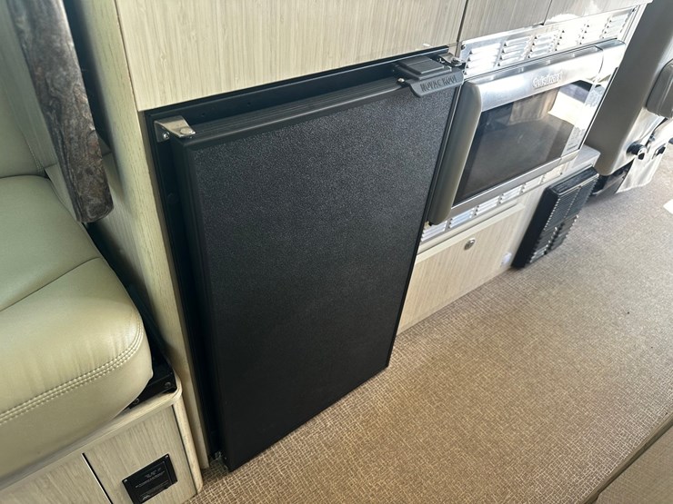 #2492-•-2014-mercedes-benz-airstream-motorhome-image-80