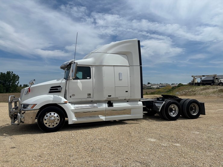 2020-western-star-5700xe-image-1