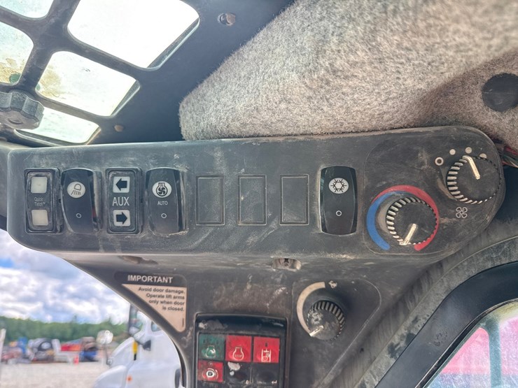 2015-deere-320e-image-43