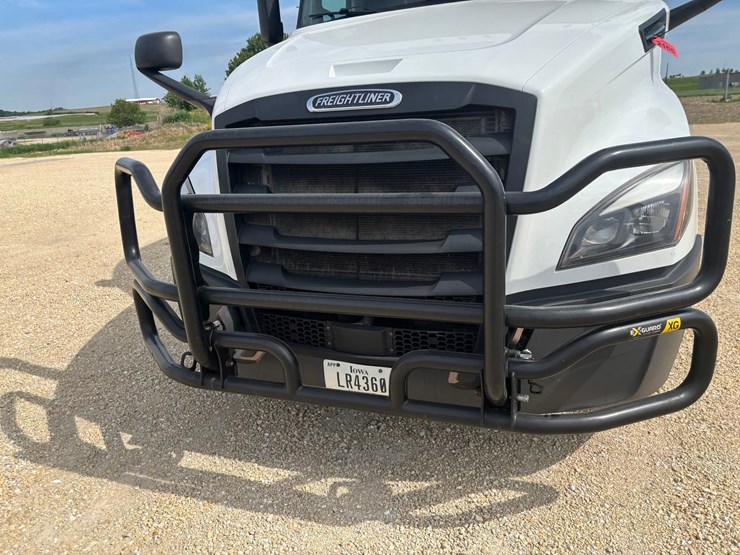 2022-freightliner-cascadia-126-image-20