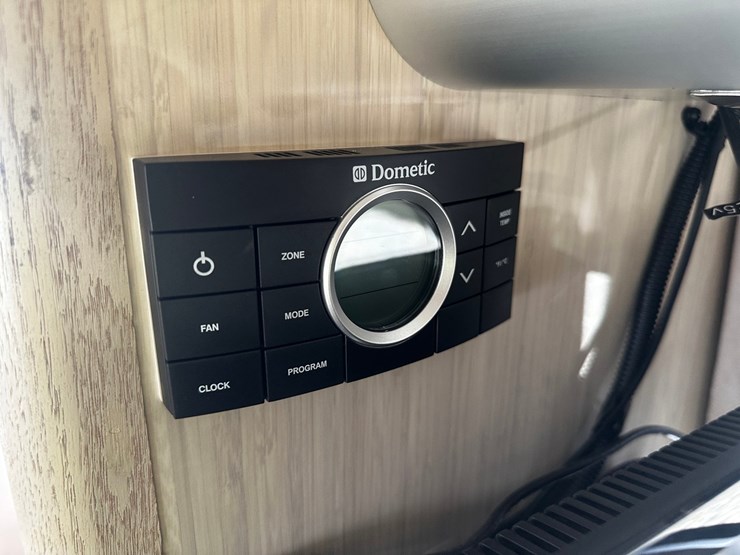 #2492-•-2014-mercedes-benz-airstream-motorhome-image-71