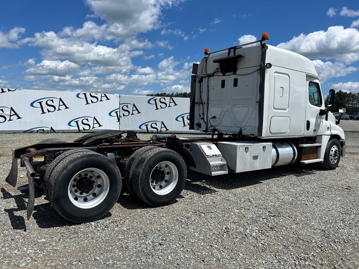 #60944-•-2016-freightliner-125-sleeper-cab-truck-tractor-image-5