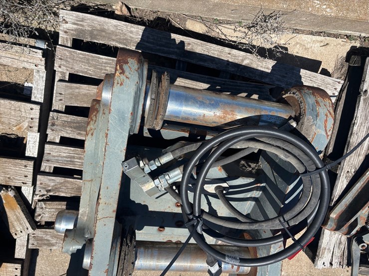 #2157-•-liebherr-936-quick-attach-mounting-plate-image-6