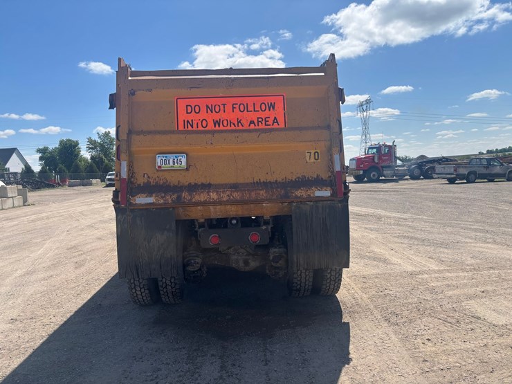 #2174-•-1984-mack-dm660-tandem-axle-dump-truck-image-3