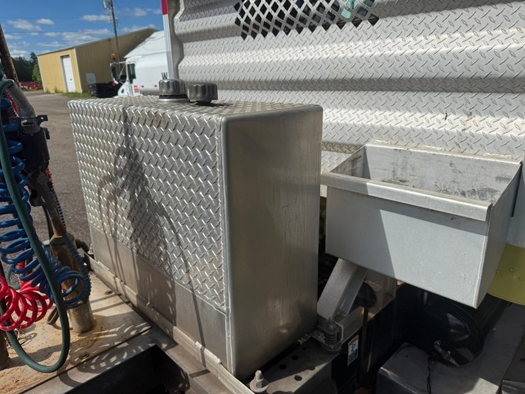 #1362-•-2010-peterbilt-day-cab-truck-tractor-image-74
