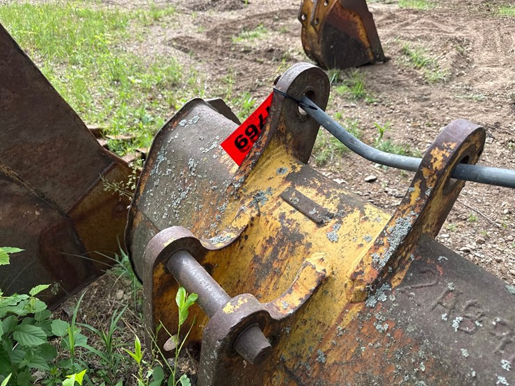 #1769-•-approx-36"-excavator-bucket-image-6