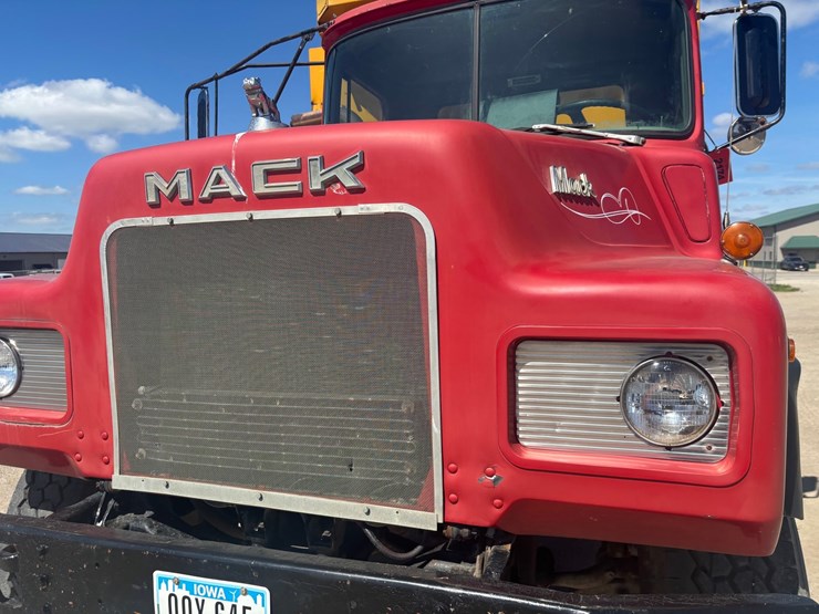 #2174-•-1984-mack-dm660-tandem-axle-dump-truck-image-16