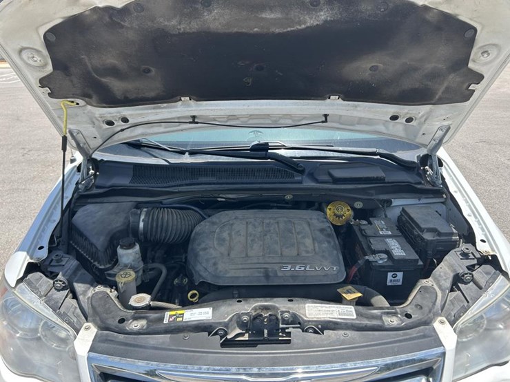 2014-chrysler-town-&-country-image-17