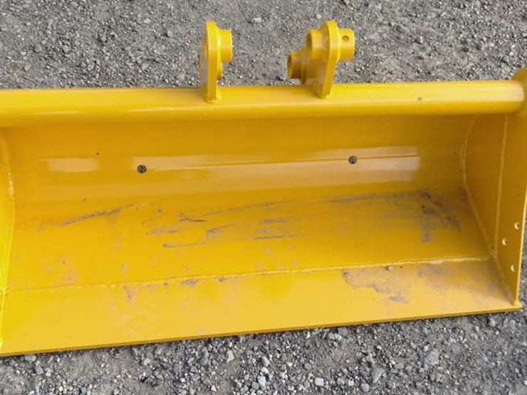 #180-•-cat-301-mini-excavator-32"-bucket-attachment-image-3