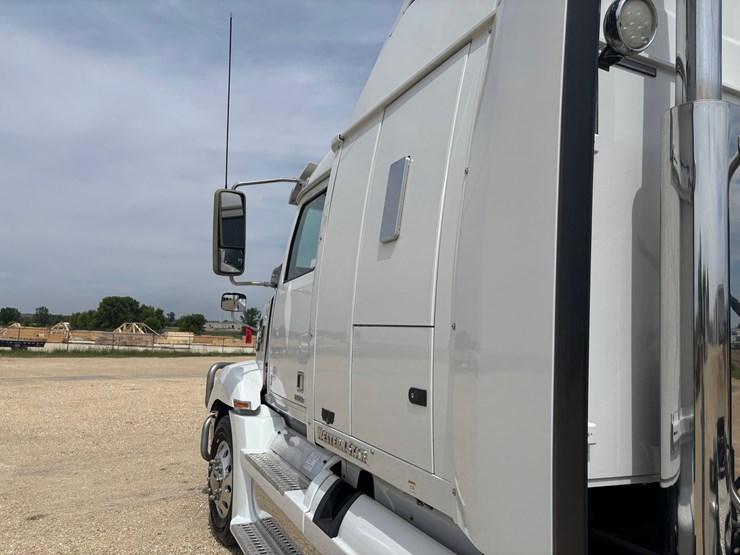2020-western-star-5700xe-image-18