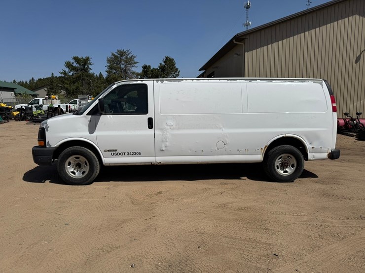 2004-chevrolet-3500-image-2