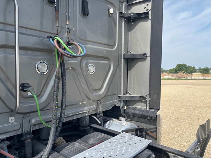 #2164-•-2022-freightliner-cascadia-pt126slp-sleeper-cab-truck-tractor-image-20