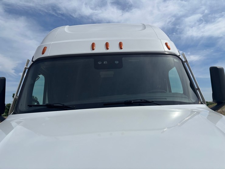 2021-freightliner-cascadia-126-image-23