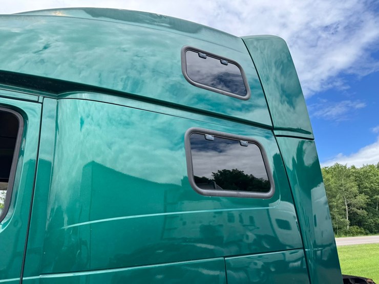 #1858-•-2007-volvo-10th-anniversary-series-sleeper-cab-truck-tractor-image-13