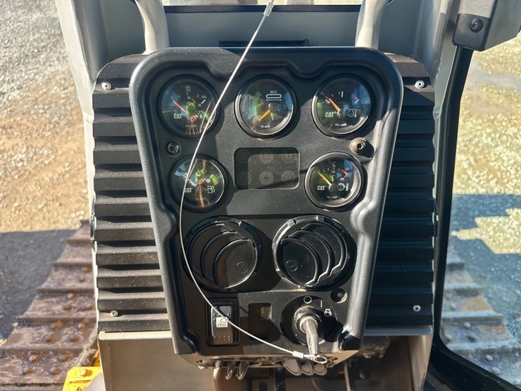 2004-caterpillar-d3g-xl-image-30