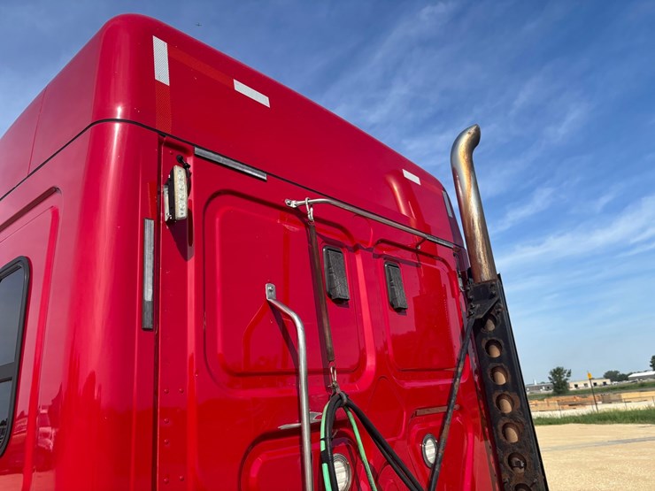 2017-freightliner-cascadia-125-image-12