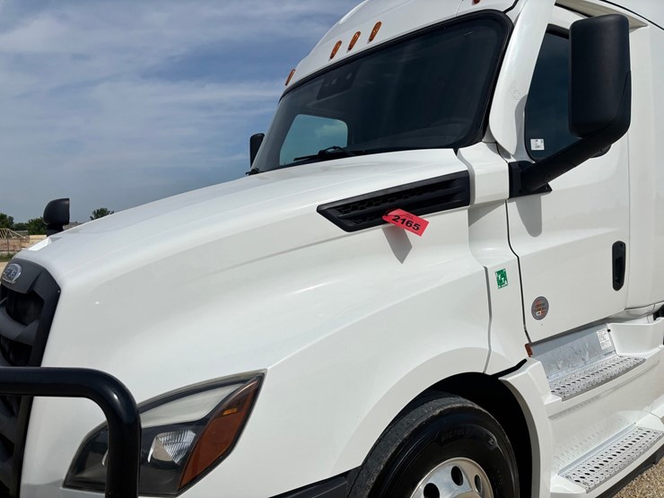 2022-freightliner-cascadia-126-image-8
