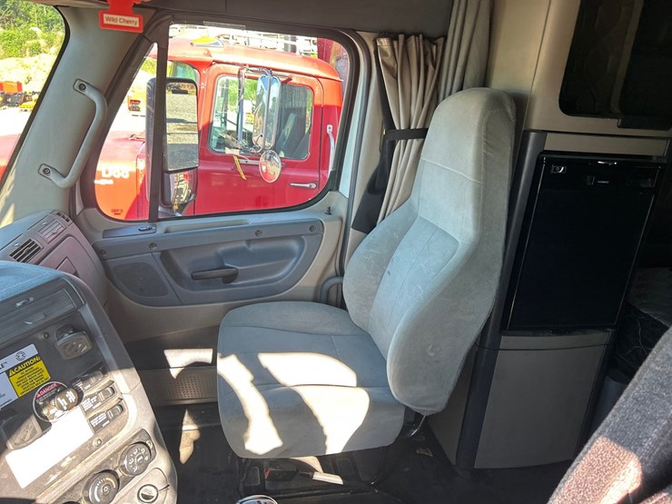 2017-freightliner-cascadia-125-image-75
