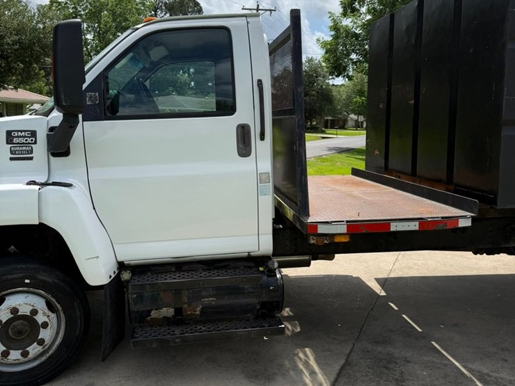 #1404-•-2006-gmc-6500-chip-box-truck-image-2