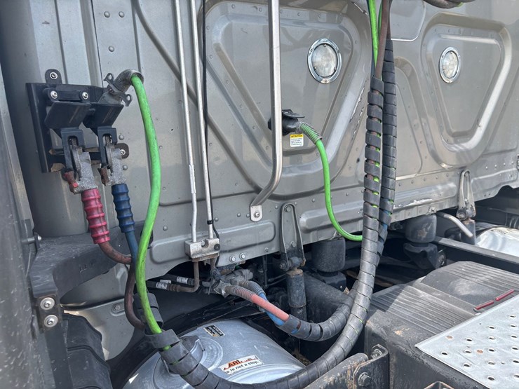 #2164-•-2022-freightliner-cascadia-pt126slp-sleeper-cab-truck-tractor-image-89