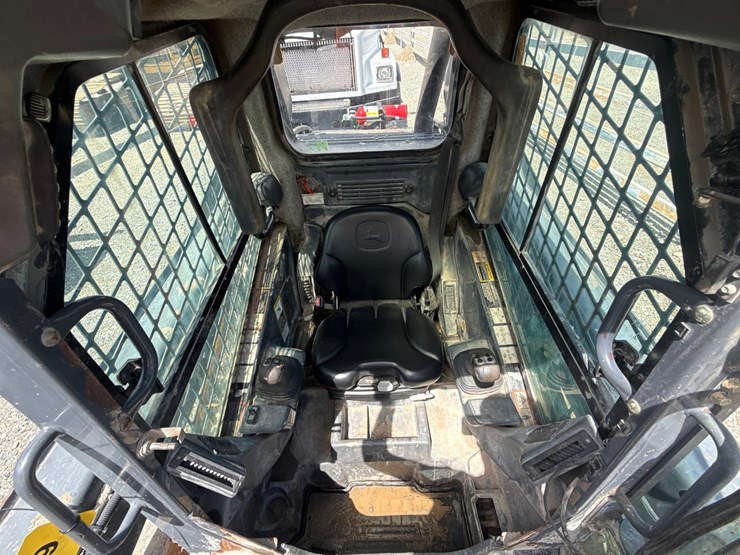 2015-deere-320e-image-38