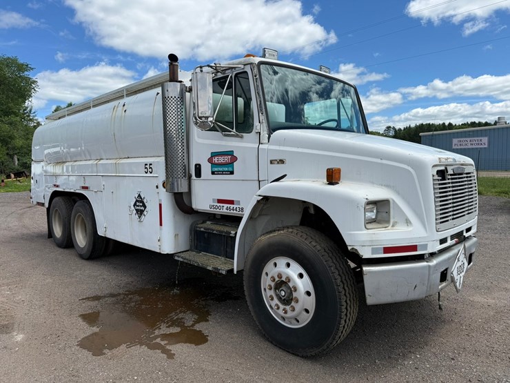 #1361-•-1995-freightliner-fuel-truck-image-7