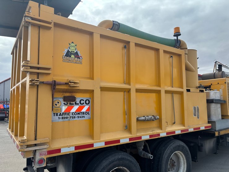 2005-gmc-t7500-image-38