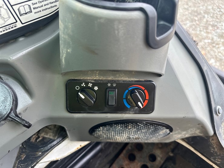 2020-bobcat-t740-image-34