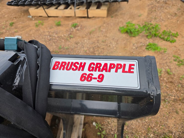 #6002-•-approx.-66"-unused-stout-66-9-skid-steer-brush-grapple-bucket-image-5