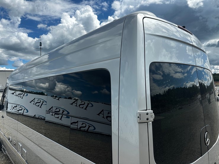 #2492-•-2014-mercedes-benz-airstream-motorhome-image-16