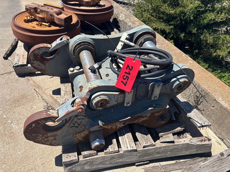 #2157-•-liebherr-936-quick-attach-mounting-plate-image-2