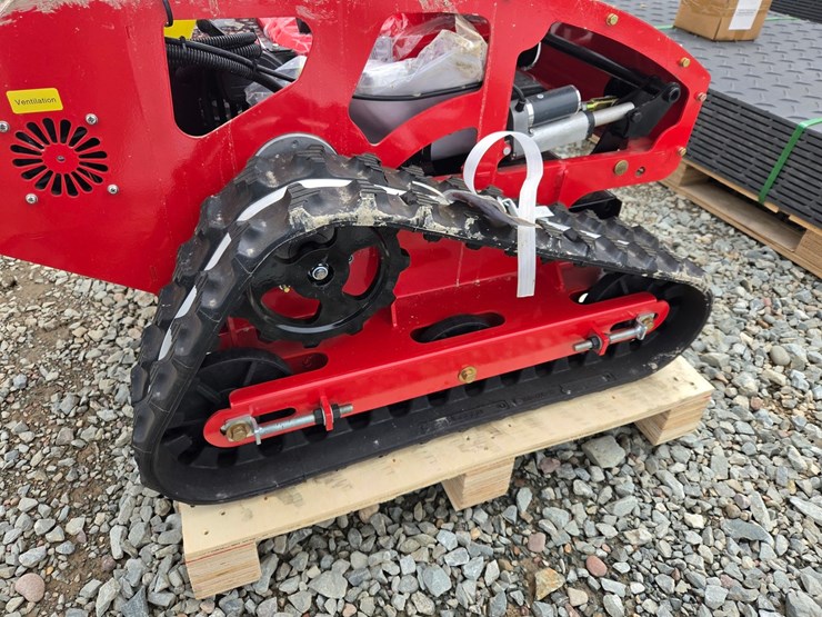 #6127-•-unused-future-ft750-remote-control-crawler-lawn-mower-image-9