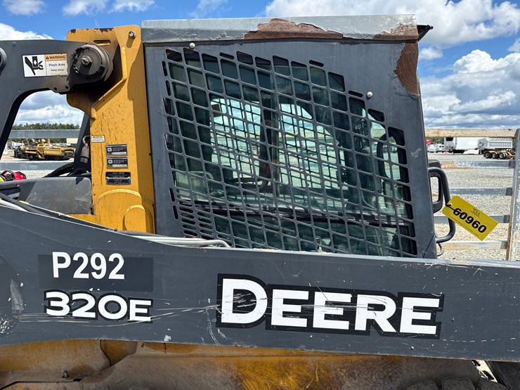 2015-deere-320e-image-25