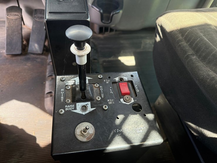 #1362-•-2010-peterbilt-day-cab-truck-tractor-image-99