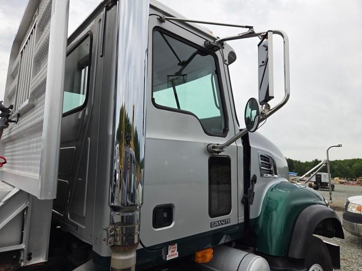 2007-mack-granite-cv713-image-18