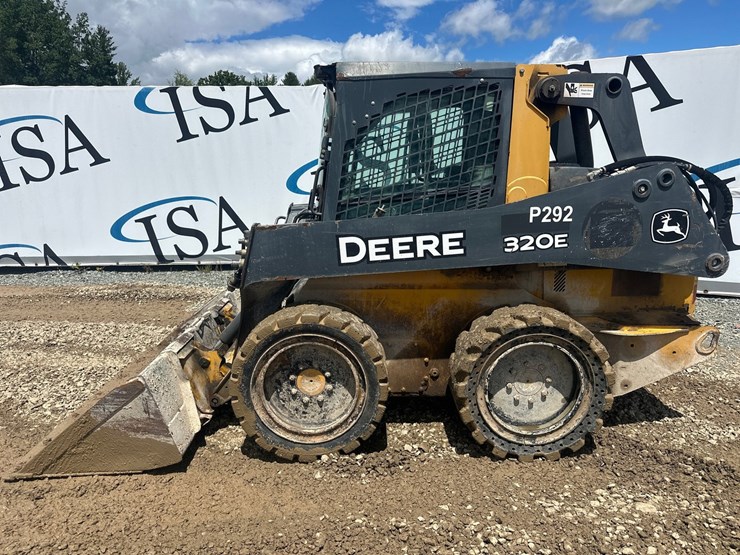 2015-deere-320e-image-2