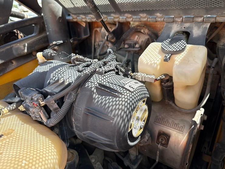 2015-deere-320e-image-28