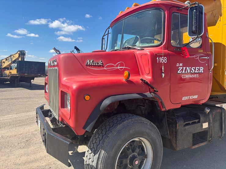 #2174-•-1984-mack-dm660-tandem-axle-dump-truck-image-9