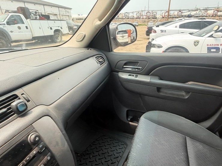 2011-chevrolet-tahoe-image-18