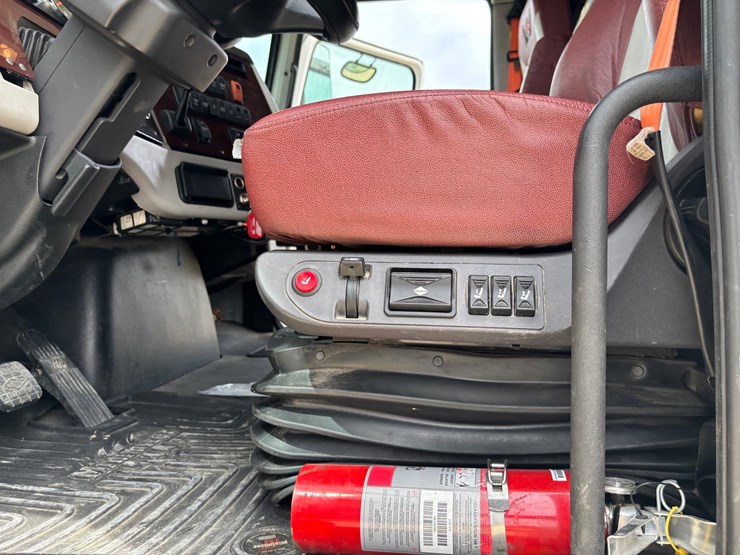 2020-western-star-5700xe-image-52