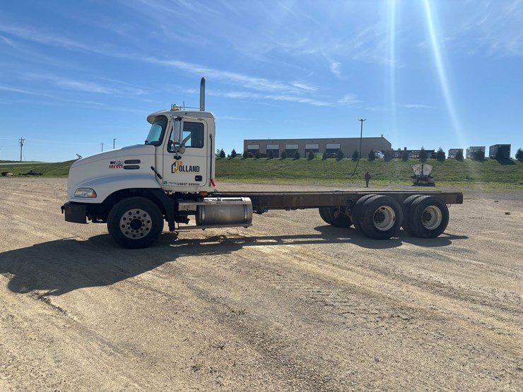 #2160-•-2000-mack-cxn-613-vision-cab-chassis-image-2