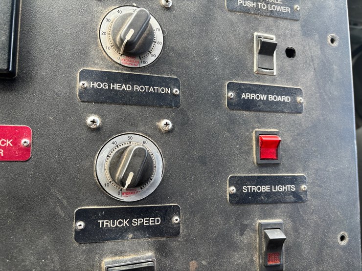 2005-gmc-t7500-image-25