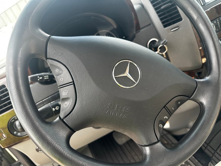 #2492-•-2014-mercedes-benz-airstream-motorhome-image-42