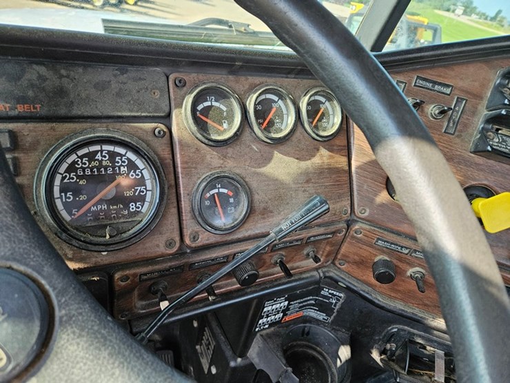 2001-freightliner-fld120-image-38