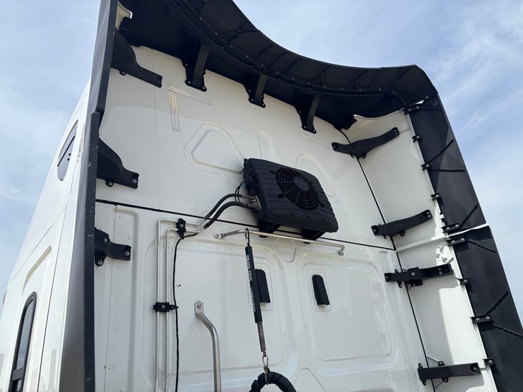 2021-freightliner-cascadia-126-image-16