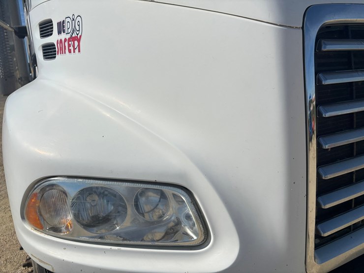 #2160-•-2000-mack-cxn-613-vision-cab-chassis-image-22